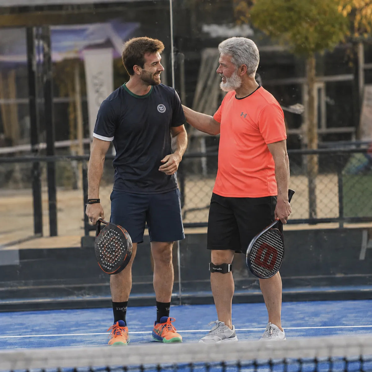 Joueur de padel concentré sur le jeu avec Norudia